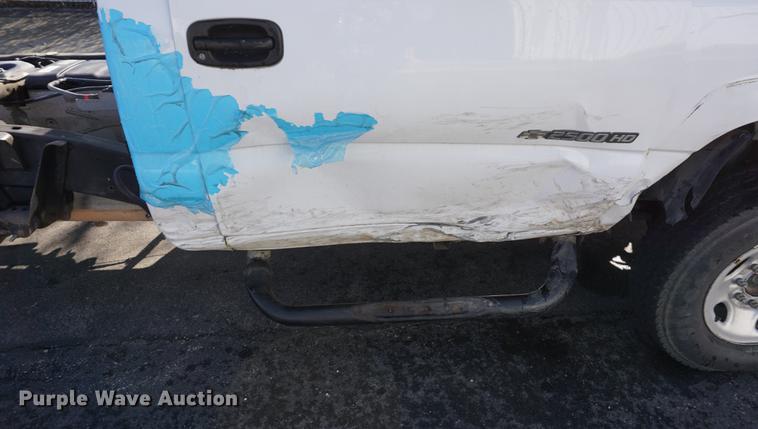image for item DE3264 2005 Chevrolet Silverado 2500HD pickup truck cab and chassis