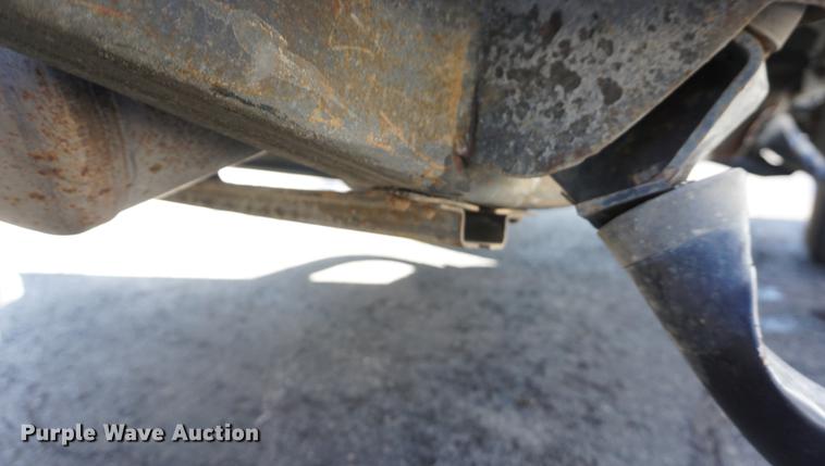 image for item DE3264 2005 Chevrolet Silverado 2500HD pickup truck cab and chassis