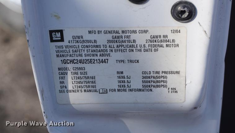 image for item DE3264 2005 Chevrolet Silverado 2500HD pickup truck cab and chassis