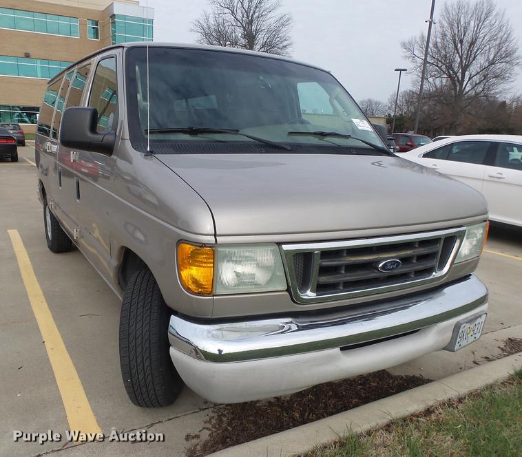 image for item DE3588 2003 Ford E150 XLT van