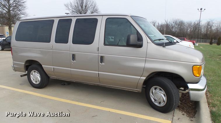 image for item DE3588 2003 Ford E150 XLT van