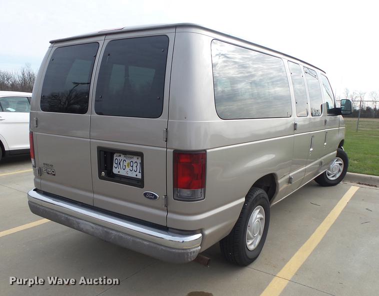 image for item DE3588 2003 Ford E150 XLT van