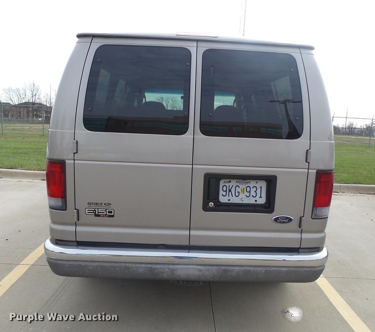 image for item DE3588 2003 Ford E150 XLT van