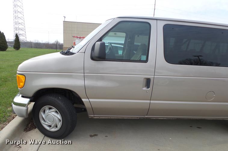 image for item DE3588 2003 Ford E150 XLT van