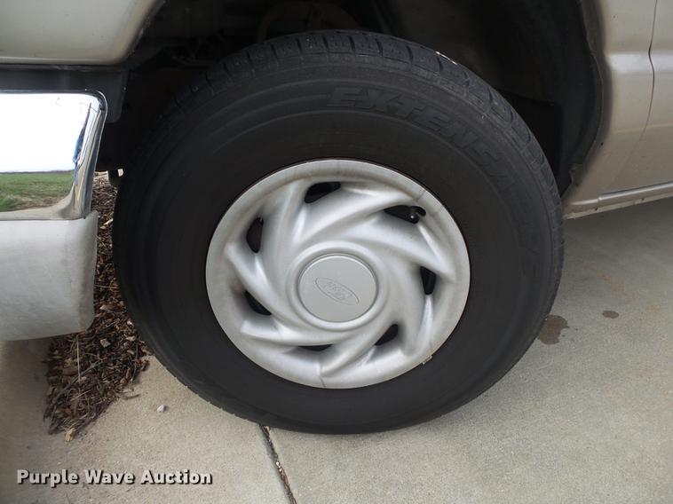 image for item DE3588 2003 Ford E150 XLT van