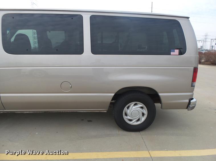 image for item DE3588 2003 Ford E150 XLT van