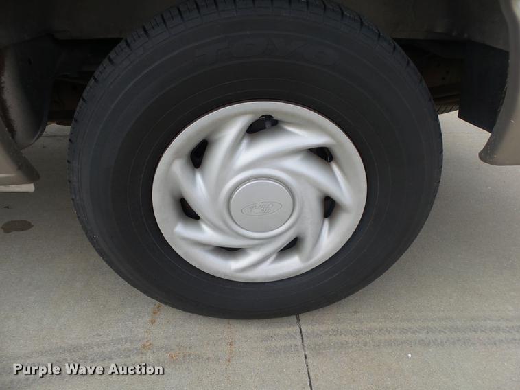 image for item DE3588 2003 Ford E150 XLT van