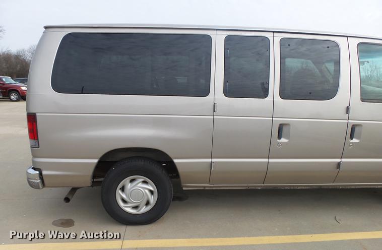 image for item DE3588 2003 Ford E150 XLT van