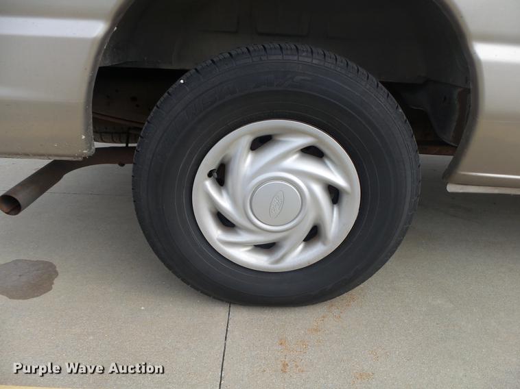 image for item DE3588 2003 Ford E150 XLT van