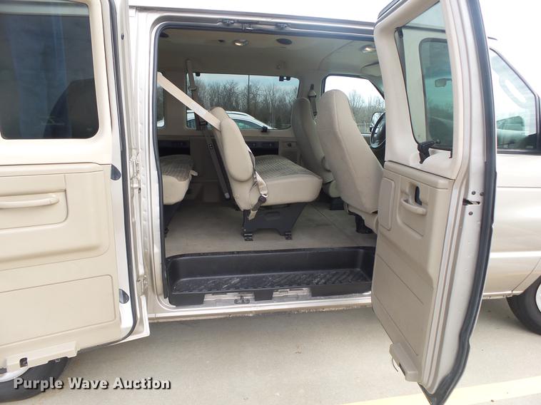 image for item DE3588 2003 Ford E150 XLT van