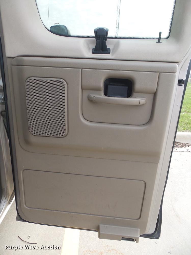 image for item DE3588 2003 Ford E150 XLT van