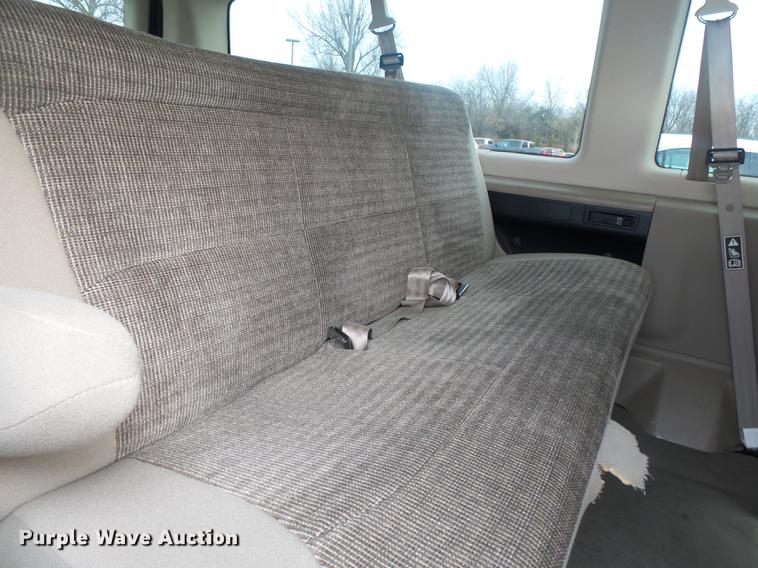 image for item DE3588 2003 Ford E150 XLT van