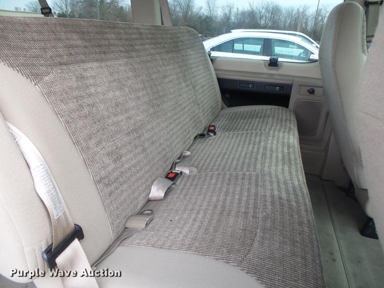 image for item DE3588 2003 Ford E150 XLT van