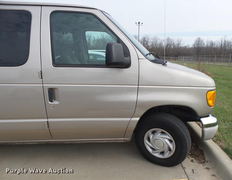 image for item DE3588 2003 Ford E150 XLT van