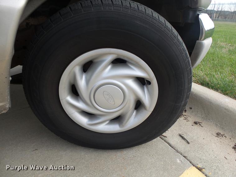 image for item DE3588 2003 Ford E150 XLT van
