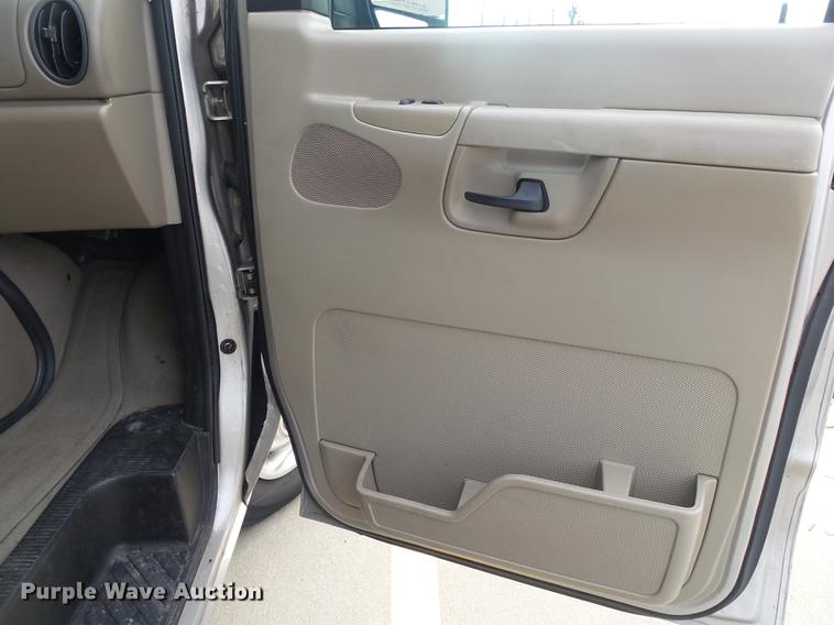 image for item DE3588 2003 Ford E150 XLT van