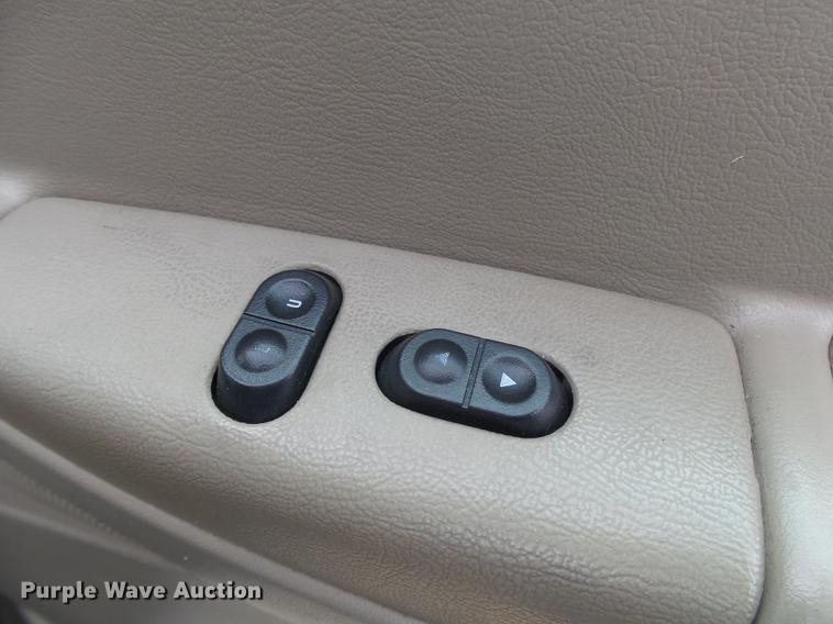 image for item DE3588 2003 Ford E150 XLT van