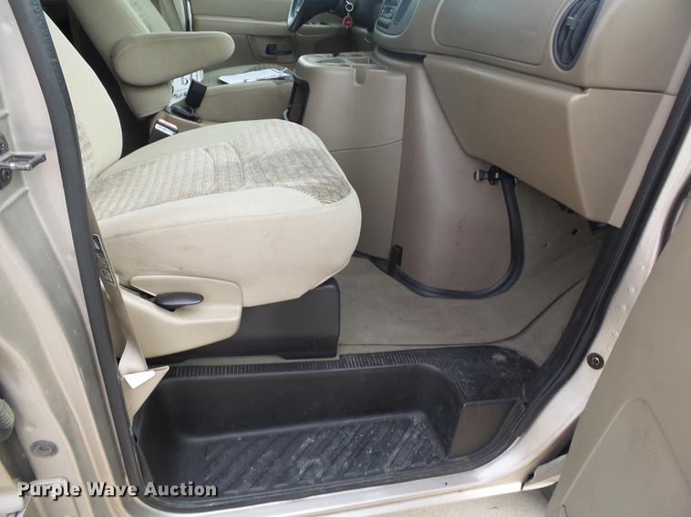 image for item DE3588 2003 Ford E150 XLT van