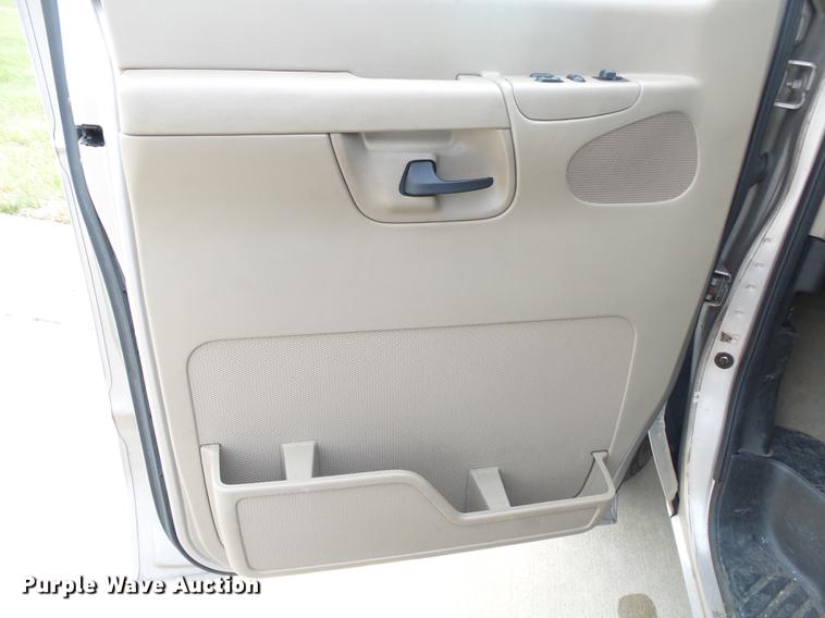 image for item DE3588 2003 Ford E150 XLT van