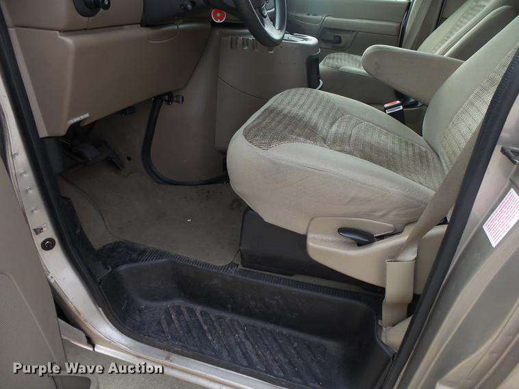 image for item DE3588 2003 Ford E150 XLT van