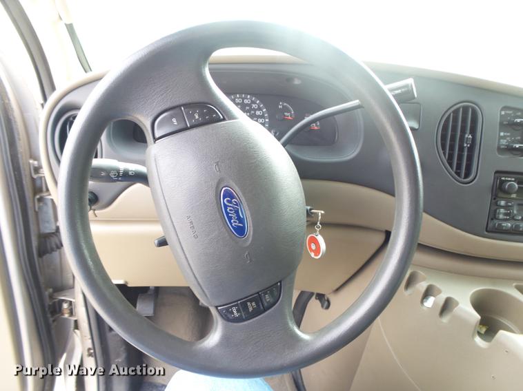 image for item DE3588 2003 Ford E150 XLT van