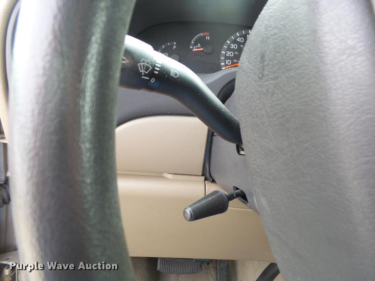 image for item DE3588 2003 Ford E150 XLT van