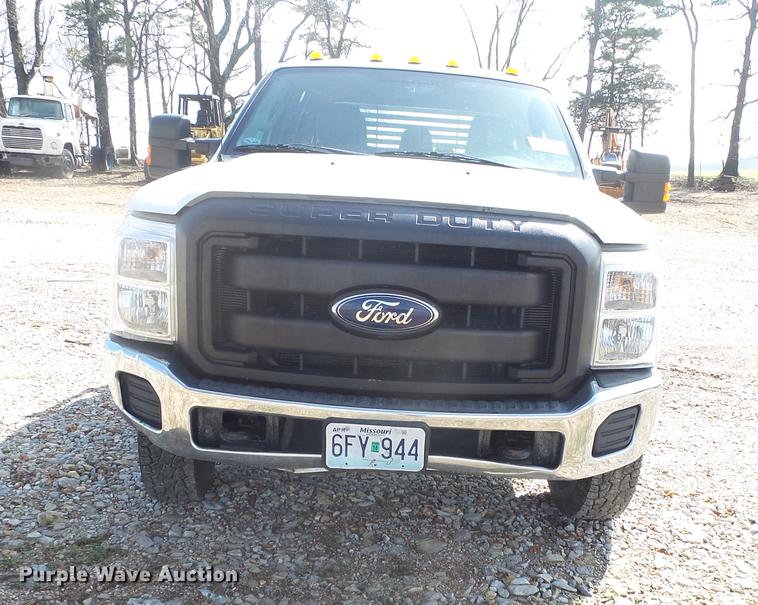 image for item DE3595 2012 Ford F350 Super Duty Crew Cab flatbed pickup truck