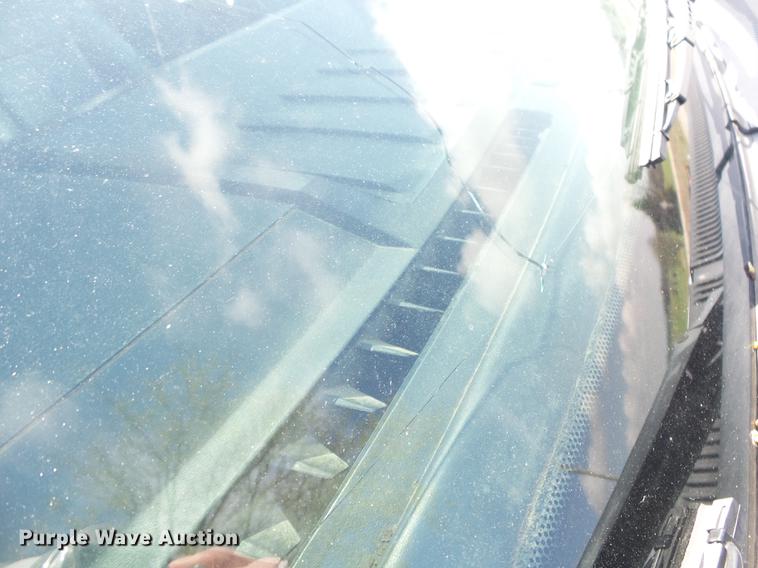 image for item DE3595 2012 Ford F350 Super Duty Crew Cab flatbed pickup truck