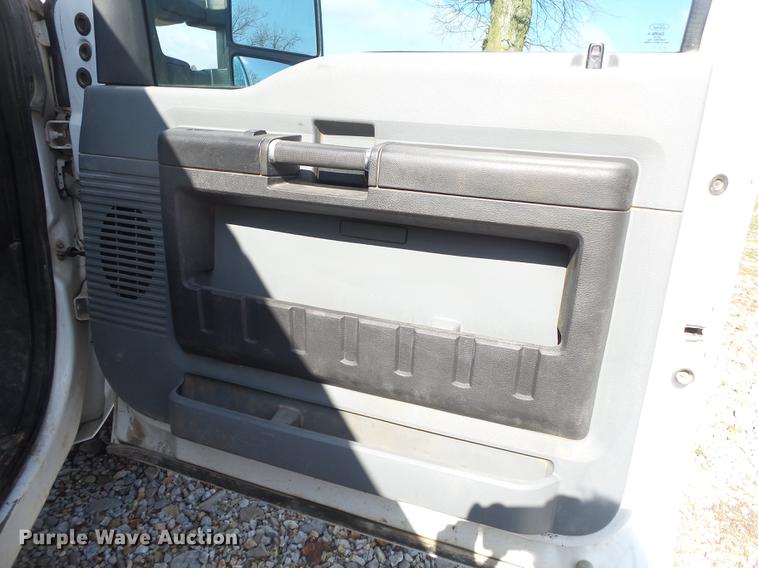 image for item DE3595 2012 Ford F350 Super Duty Crew Cab flatbed pickup truck