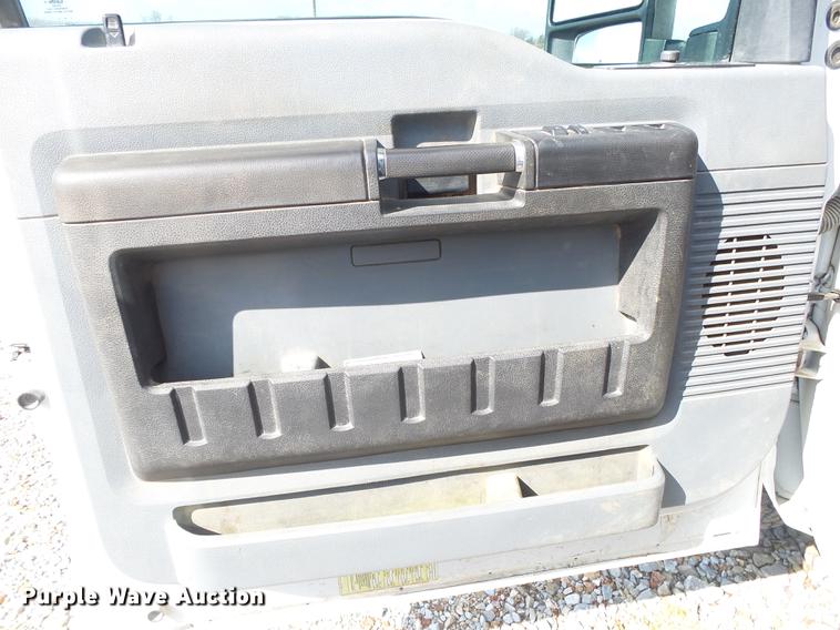 image for item DE3595 2012 Ford F350 Super Duty Crew Cab flatbed pickup truck