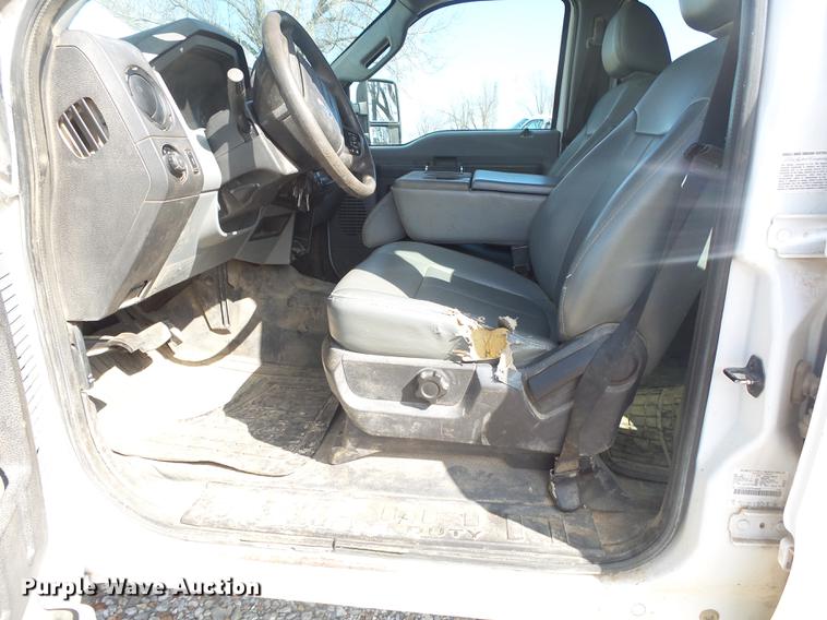 image for item DE3595 2012 Ford F350 Super Duty Crew Cab flatbed pickup truck