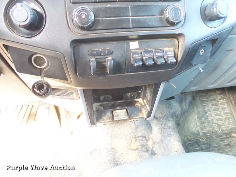 image for item DE3595 2012 Ford F350 Super Duty Crew Cab flatbed pickup truck