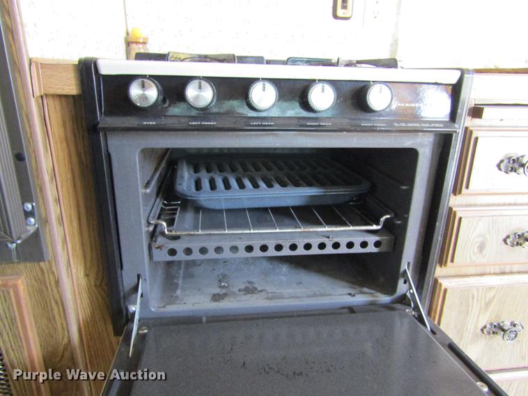 image for item DE6686 1985 Fleetwood Wilderness camper