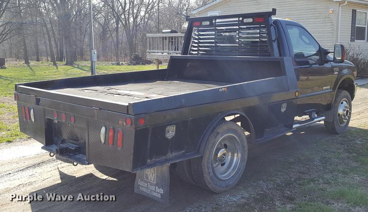 image for item DF3591 2004 Ford F550 flatbed truck