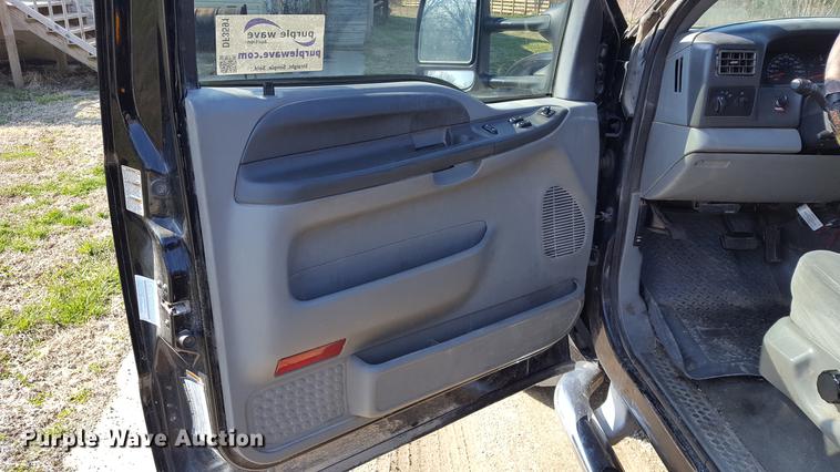 image for item DF3591 2004 Ford F550 flatbed truck