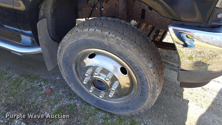 image for item DF3591 2004 Ford F550 flatbed truck