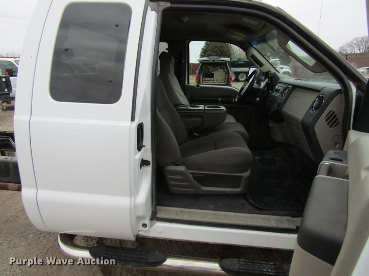 image for item DF3751 2009 Ford F550 SuperCab truck cab and chassis