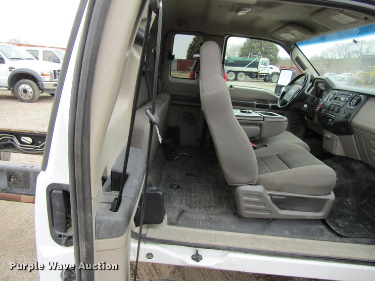 image for item DF3751 2009 Ford F550 SuperCab truck cab and chassis