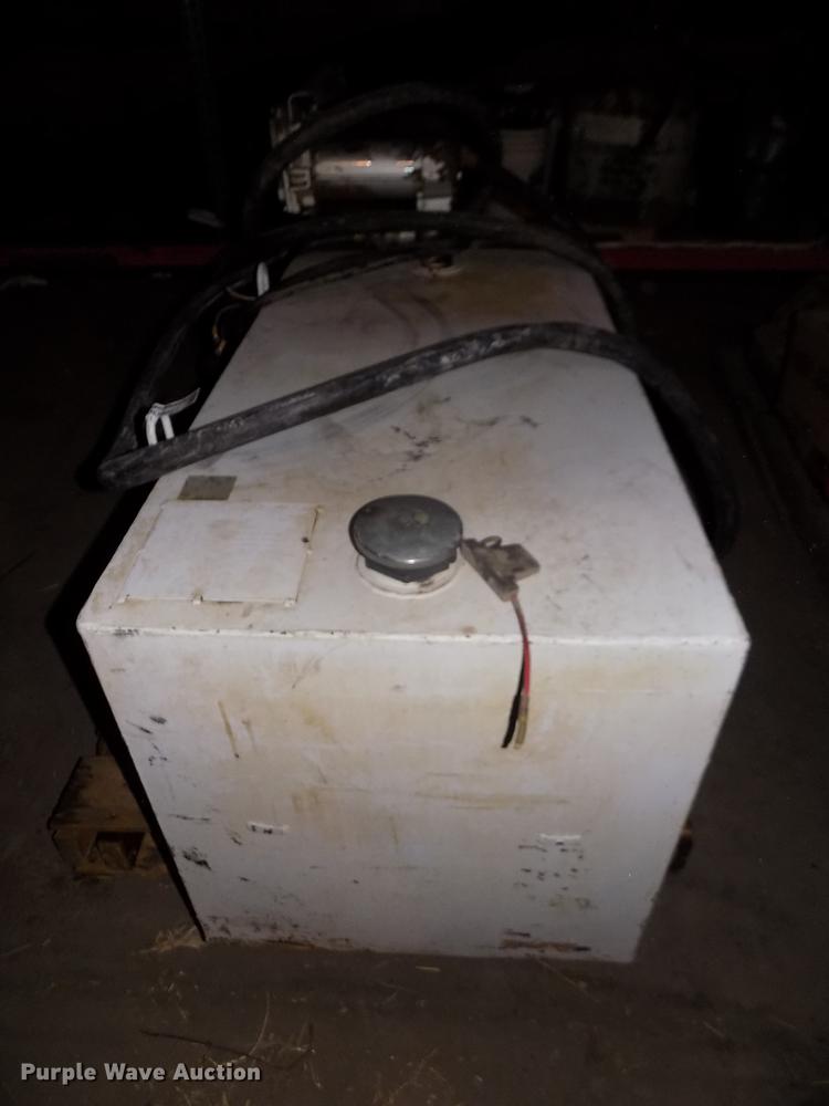 image for item DO9027 (2) fuel tanks