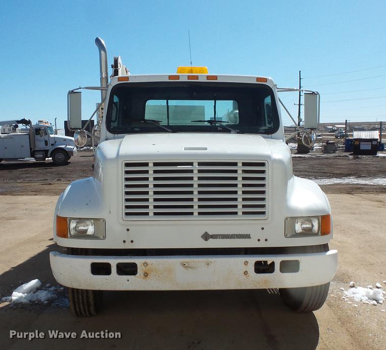 image for item DV9661 1993 International 4700 service truck with crane