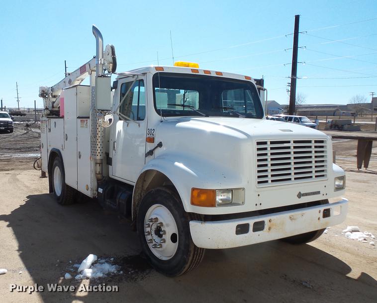 image for item DV9661 1993 International 4700 service truck with crane