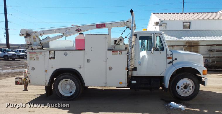 image for item DV9661 1993 International 4700 service truck with crane