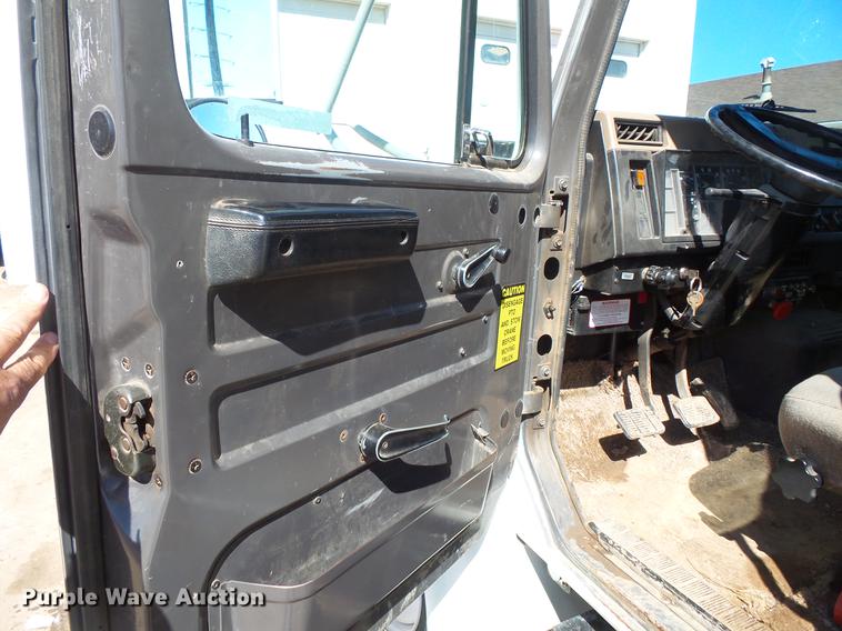 image for item DV9661 1993 International 4700 service truck with crane