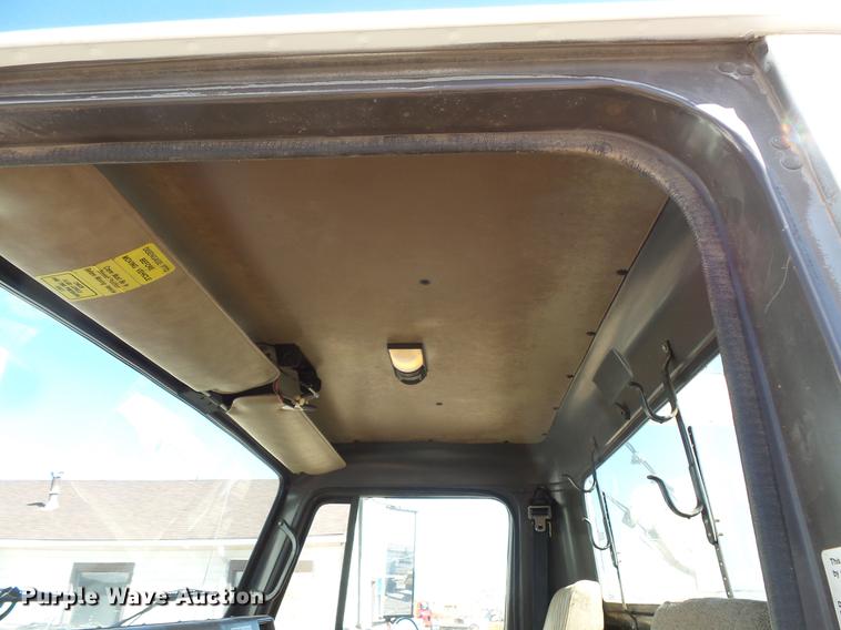 image for item DV9661 1993 International 4700 service truck with crane