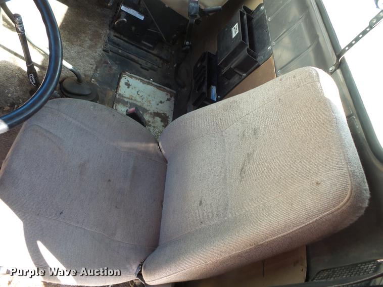 image for item DV9661 1993 International 4700 service truck with crane