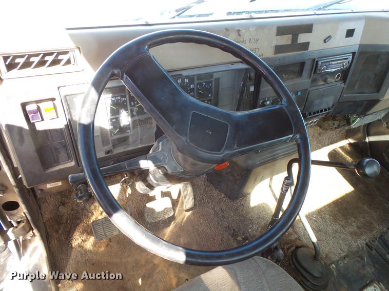 image for item DV9661 1993 International 4700 service truck with crane