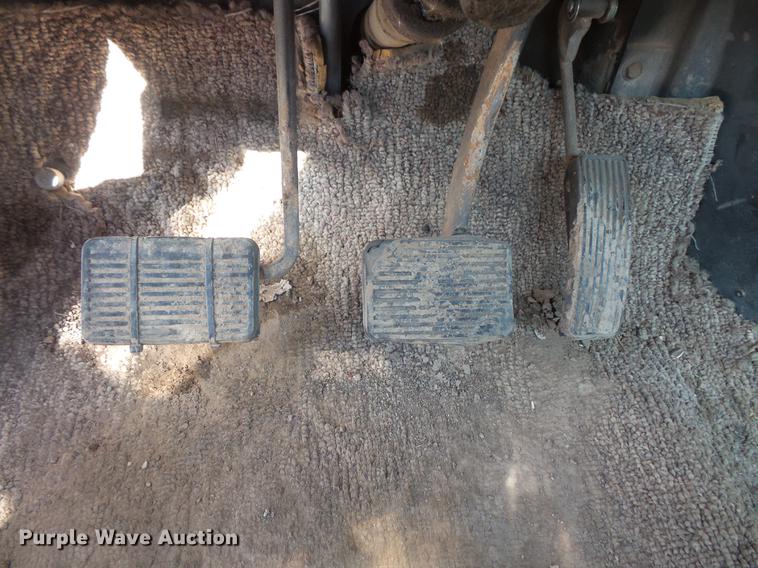 image for item DV9661 1993 International 4700 service truck with crane