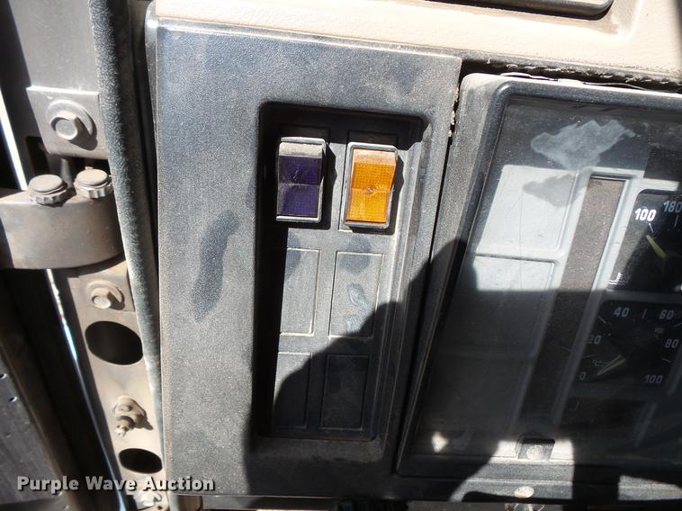 image for item DV9661 1993 International 4700 service truck with crane