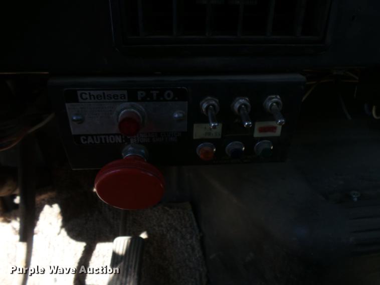 image for item DV9661 1993 International 4700 service truck with crane