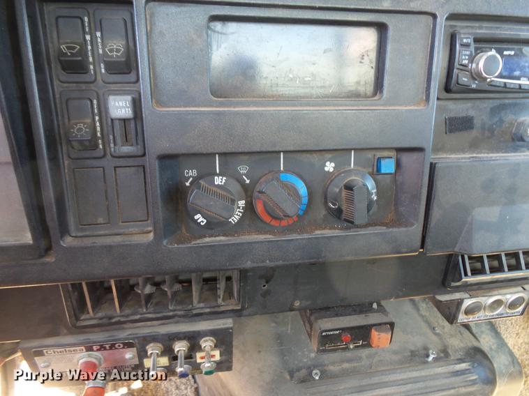 image for item DV9661 1993 International 4700 service truck with crane